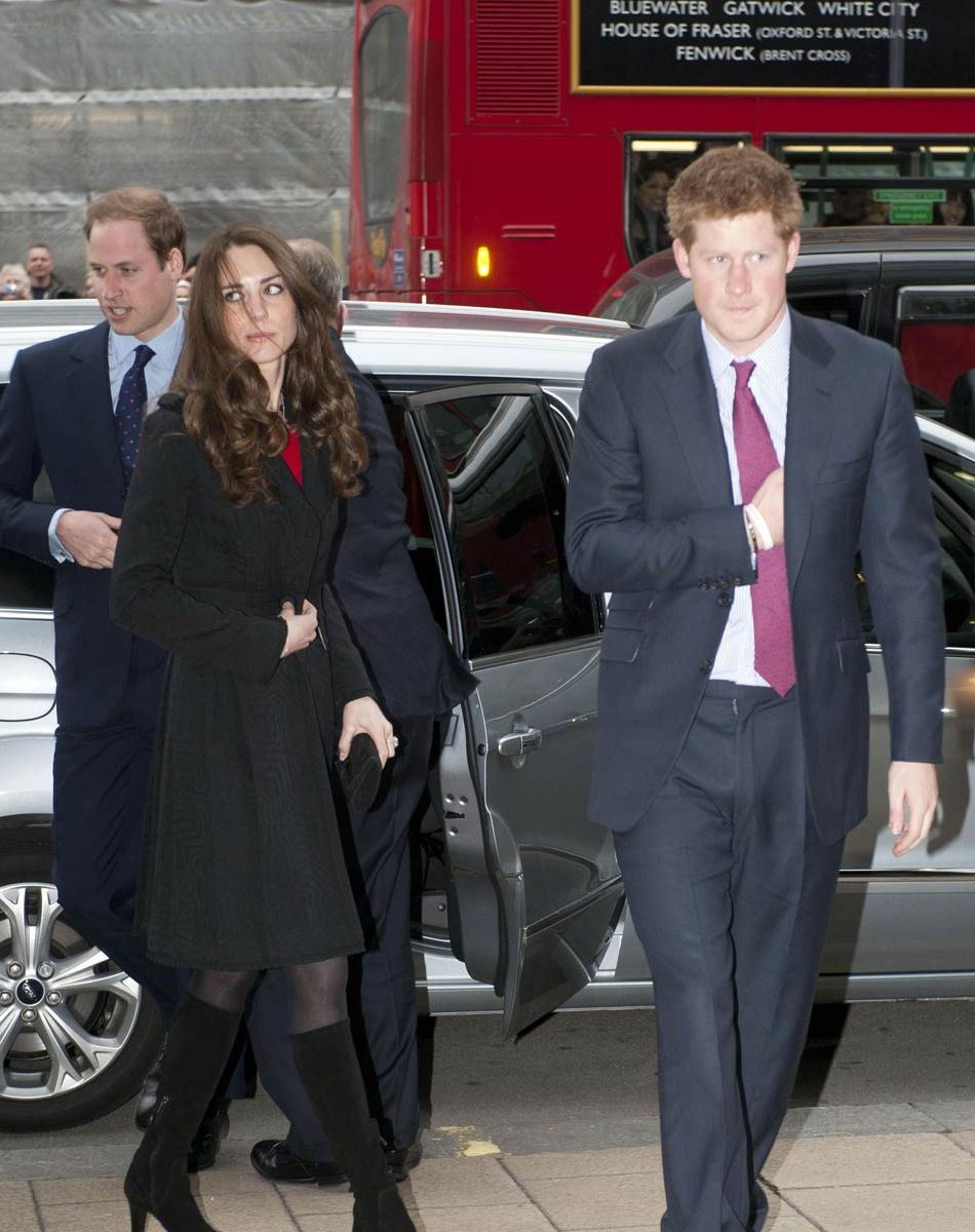 Le prince Harry, le 25 février 2011, avec son frère William et sa presque belle-soeur Kate Middleton, à Londres.