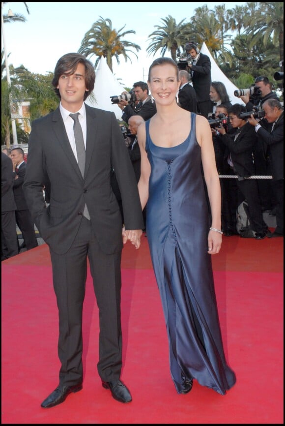 Carole Bouquet et son fils Dimitri - Montée des marches pour la clôture du 60e Festival de Cannes le 27 mai 2007.