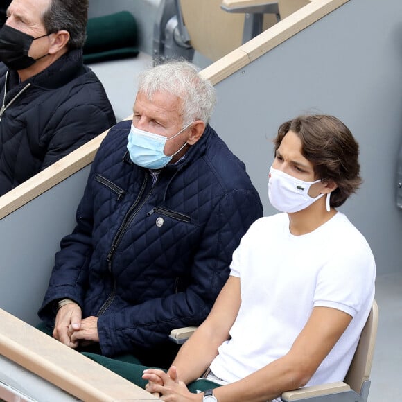 Patrick Poivre D'Arvor et son petit fils Jérémy lors des internationaux de tennis de Roland Garros à Paris le 8 Octobre 2020 © Dominique Jacovides / Bestimage