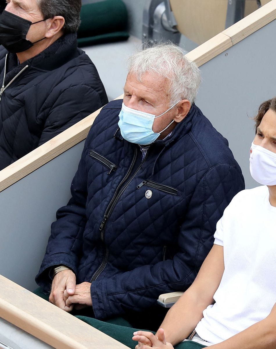 Patrick Poivre D'Arvor et son petit fils Jérémy lors des internationaux de tennis de Roland Garros à Paris le 8 Octobre 2020 © Dominique Jacovides / Bestimage