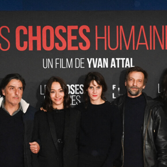 Benjamin Lavernhe, Ben Attal, Yvan Attal, Suzanne Jouannet, Judith Chemla, Mathieu Kassovitz, Charlotte Gainsbourg, Laëtitia Eïdo, Camille Razat et Karine Tuil - Avant-première du film "Les Choses Humaines" au cinéma UGC Normandie à Paris, le 23 novembre 2021. © Coadic Guirec/Bestimage