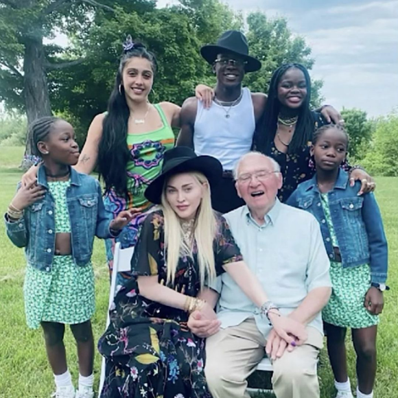 Madonna a célébré Thanksgiving avec cinq de ses six enfants, Lourdes, David, Mercy et les jumelles Estere et Stella.
