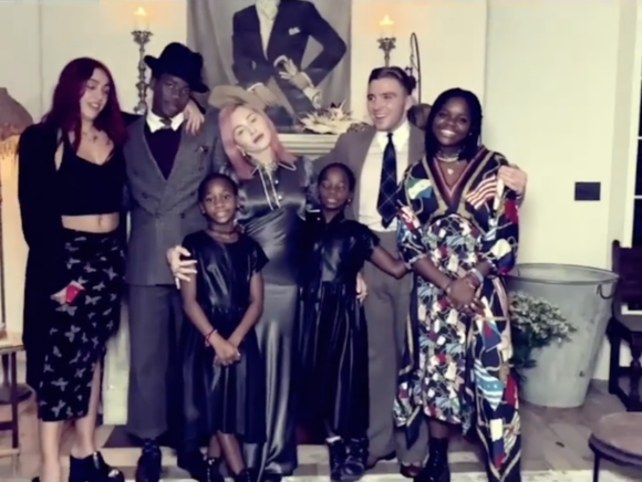 En novembre 2020, Madonna célébrait Thanksgiving avec ses six enfants, Lourdes, Rocco, David, Mercy et les jumelles Stella et Estere.
