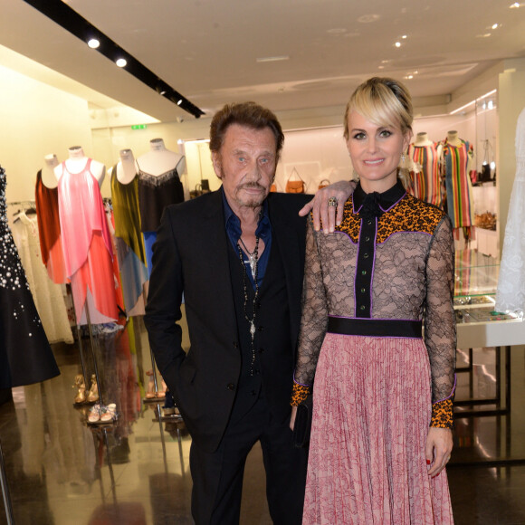 Exclusif - Johnny Hallyday et sa femme Laeticia Hallyday - Le joaillier Aaron Jah Stone et l'artiste Kongo ont présenté une nouvelle collection qui allie Street Art et Joaillerie chez Montaigne Market à Paris le 4 mars 2016.