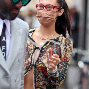 Bella Hadid a pris un verre avec le créateur américain Virgil Abloh dans le quartier Saint-Germain des Prés à Paris, le 24 juin 2021.