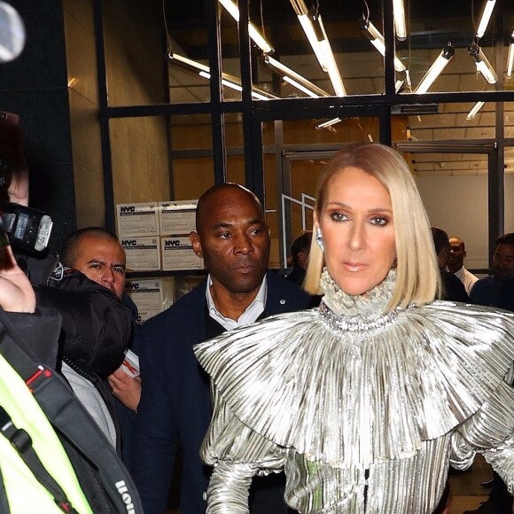 Celine Dion arbore une combinaison argentée de la marque Rodarte et des talons Gucci à la sortie de l'émission Watch What Happens Live à New York, le 14 novembre 2019 
