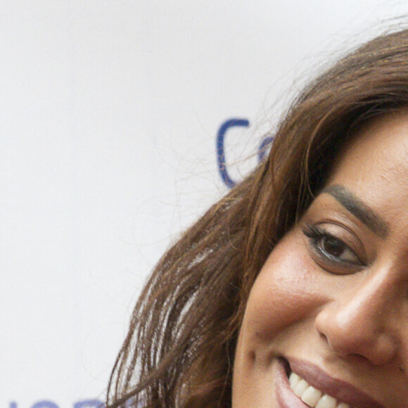 La chanteuse Amel Bent venue rencontrer son public pour dédicacer son album et faire des selfies avec ses fans au centre commercial confluence à Lyon le 30 octobre 2021. © Sandrine Thesillat/Panoramic/Bestimage