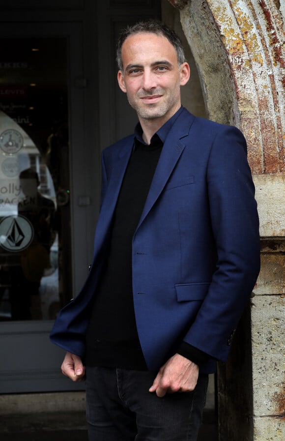 Raphaël Glucksmann, tête de liste PS-Place publique-Nouvelle Donne pour les élections européennes, en campagne dans le village de Créon, près de Bordeaux le 2 mai 2019. © Patrick Bernard / Bestimage