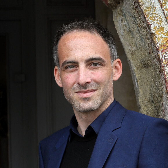 Raphaël Glucksmann, tête de liste PS-Place publique-Nouvelle Donne pour les élections européennes, en campagne dans le village de Créon, près de Bordeaux le 2 mai 2019. © Patrick Bernard / Bestimage