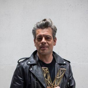 Benjamin Biolay, habillé en Céline (sacré artiste masculin et meilleur album) - Backstage de la 36ème édition des Victoires de la Musique à la Seine Musicale à Boulogne-Billancourt, France, le 12 février 2021. © Cyril Moreau/Bestimage 