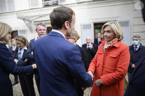 Le président de la République française Emmanuel Macron, sa femme la Premier Dame Brigitte Macron et Valérie Pécresse, présidente de la région Île-de-France et candidate à l'investiture des Républicains pour la présidentielle lors de la visite de la Maison Zola et l'inauguration du musée Dreyfus à Medan, France, le 26 octobre 2021