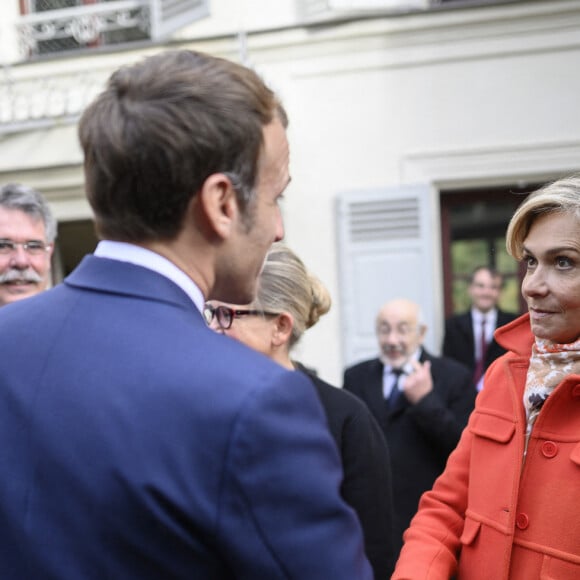 Le président de la République française Emmanuel Macron, sa femme la Premier Dame Brigitte Macron et Valérie Pécresse, présidente de la région Île-de-France et candidate à l'investiture des Républicains pour la présidentielle lors de la visite de la Maison Zola et l'inauguration du musée Dreyfus à Medan, France, le 26 octobre 2021