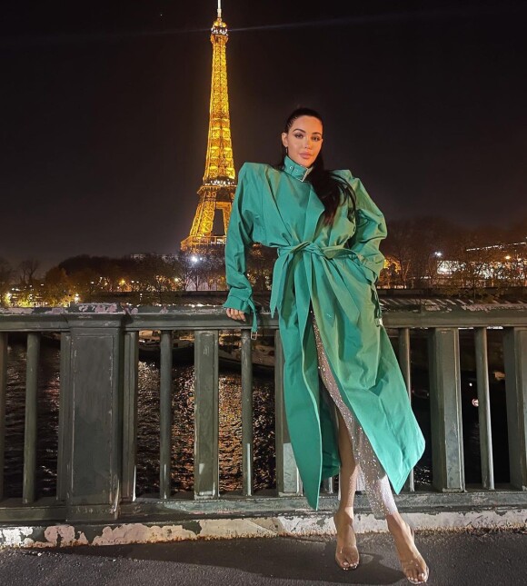 Nabilla Benattia à Paris