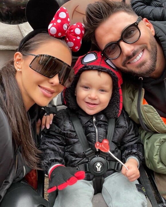 Nabilla Benattia, Thomas Vergara et leur fils Milann à Disney, novembre 2021