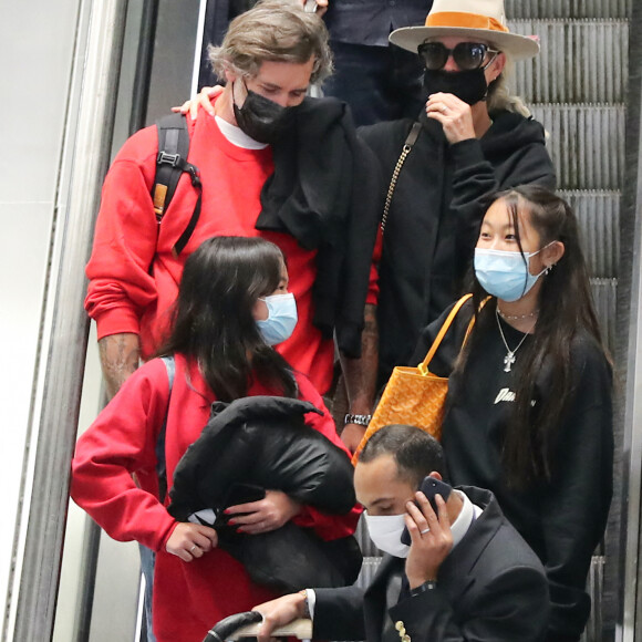 Exclusif - Laeticia Hallyday, ses filles Jade et Joy et son compagnon Jalil Lespert arrivent à Paris en provenance de Saint-Barthélemy, le 19 décembre 2020.