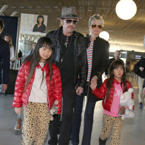 Après son 75ème concert, Johnny Hallyday repart en famille avec sa femme Laeticia et ses filles Jade et Joy à Los Angeles de l'aéroport Roissy Charles de Gaulle le 29 mars 2016.
