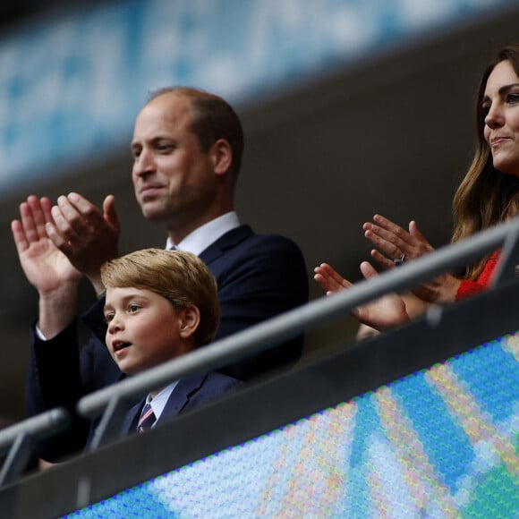 Le prince William, duc de Cambridge, Catherine (Kate) Middleton, duchesse de Cambridge, et leur fils le prince George de Cambridge dans les tribunes du huitième de finale de l'EURO 2020 opposant l'Angleterre et l'Allemagne au stade de Wembley à Londres, Royaume Uni, le 29 juin 2021.