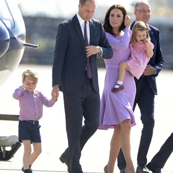 Le prince William, duc de Cambridge, Catherine Kate Middleton, duchesse de Cambridge et leurs enfants le prince George de Cambridge et la princesse Charlotte de Cambridge lors de leur départ à l'aéroport de Hambourg, le 21 juillet 2017, après leur visite officielle en Allemagne.