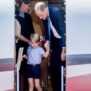 Le prince William, duc de Cambridge et son fils le prince George de Cambridge - Le couple princier d'Angleterre et leurs enfants à leur arrivée à l'aéroport de Berlin-Tegel à Berlin, le 19 juillet 2017, lors de leur visite officielle de 3 jours en Allemagne.