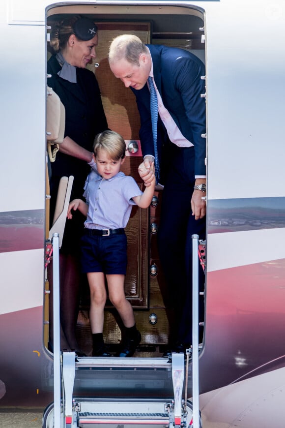 Le prince William, duc de Cambridge et son fils le prince George de Cambridge - Le couple princier d'Angleterre et leurs enfants à leur arrivée à l'aéroport de Berlin-Tegel à Berlin, le 19 juillet 2017, lors de leur visite officielle de 3 jours en Allemagne.