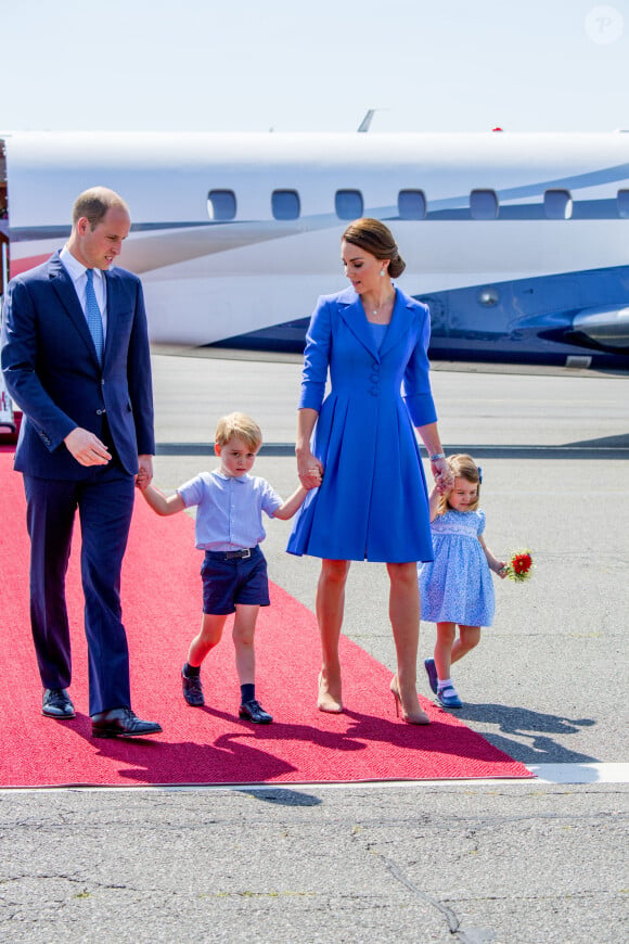 Le prince William, duc de Cambridge, Catherine Kate Middleton, duchesse de Cambridge et leurs enfants le prince George de Cambridge et la princesse Charlotte de Cambridge - Le couple princier d'Angleterre et leurs enfants à leur arrivée à l'aéroport de Berlin-Tegel à Berlin, lors de leur visite officielle de 3 jours en Allemagne.