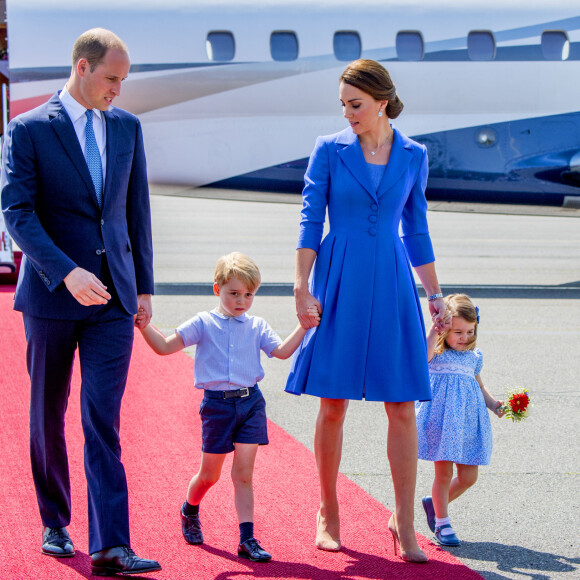 Le prince William, duc de Cambridge, Catherine Kate Middleton, duchesse de Cambridge et leurs enfants le prince George de Cambridge et la princesse Charlotte de Cambridge - Le couple princier d'Angleterre et leurs enfants à leur arrivée à l'aéroport de Berlin-Tegel à Berlin, lors de leur visite officielle de 3 jours en Allemagne.