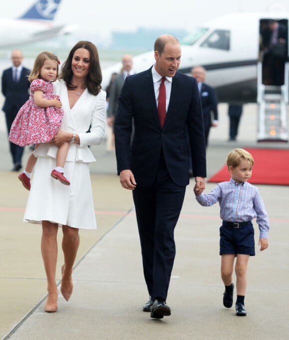 Kate Catherine Middleton, duchesse de Cambridge, la princesse Charlotte, le prince William, duc de Cambridge, et le prince George - Le couple princier d'Angleterre à leur arrivée à l'aéroport Chopin à Varsovie, à l'occasion de leur voyage de deux jours en Pologne. Le 17 juillet 2017