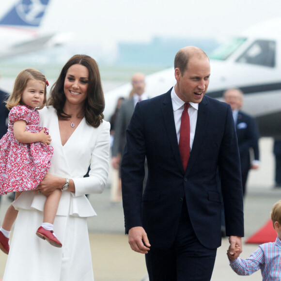 Kate Catherine Middleton, duchesse de Cambridge, la princesse Charlotte, le prince William, duc de Cambridge, et le prince George - Le couple princier d'Angleterre à leur arrivée à l'aéroport Chopin à Varsovie, à l'occasion de leur voyage de deux jours en Pologne. Le 17 juillet 2017
