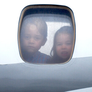 Le prince George et la princesse Charlotte - Le couple princier d'Angleterre à leur arrivée à l'aéroport Chopin à Varsovie, à l'occasion de leur voyage de deux jours en Pologne. Le 17 juillet 2017