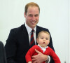 Le prince William porte son fils le prince George à l'aéroport de Sydney le 25 avril 2014