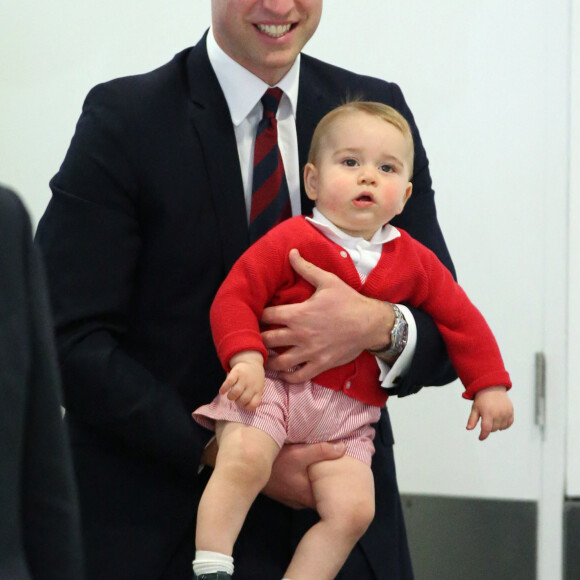 Le prince William porte son fils le prince George à l'aéroport de Sydney le 25 avril 2014