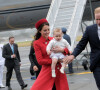 Le prince William, le duc de Cambridge, Catherine Kate Middleton, la duchesse de Cambridge et leur fils le prince George de Cambridge arrivent à l'aéroport à Wellington en Nouvelle-Zélande, le 7 avril 2014.