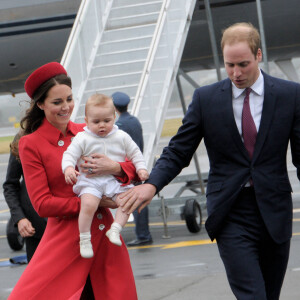 Le prince William, le duc de Cambridge, Catherine Kate Middleton, la duchesse de Cambridge et leur fils le prince George de Cambridge arrivent à l'aéroport à Wellington en Nouvelle-Zélande, le 7 avril 2014.