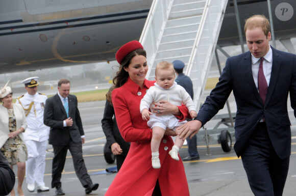 Le prince William, le duc de Cambridge, Catherine Kate Middleton, la duchesse de Cambridge et leur fils le prince George de Cambridge arrivent à l'aéroport à Wellington en Nouvelle-Zélande, le 7 avril 2014.