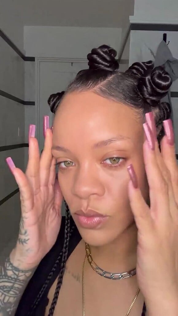 Rihanna donne des conseils beauté avec les produits de sa marque de cosmétiques Fenty dans un tutoriel. Los Angeles. Le 24 novembre 2021. 