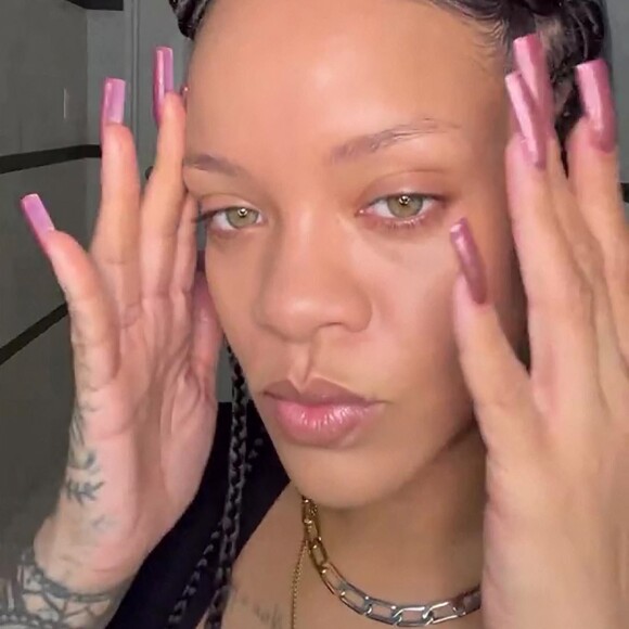 Rihanna donne des conseils beauté avec les produits de sa marque de cosmétiques Fenty dans un tutoriel. Los Angeles. Le 24 novembre 2021. 