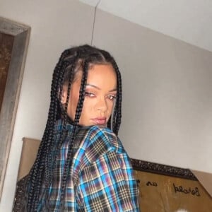 Rihanna montre ses fesses à travers son pyjama troué sur Instagram. Los Angeles, le 28 novembre 2021. 