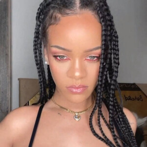 Rihanna montre ses fesses à travers son pyjama troué sur Instagram. Los Angeles, le 28 novembre 2021. 