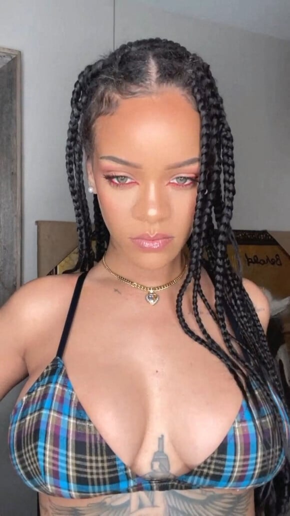 Rihanna montre ses fesses à travers son pyjama troué sur Instagram. Los Angeles, le 28 novembre 2021. 