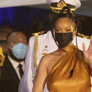 Le prince Charles, prince de Galles assiste à la cérémonie d'investiture de la première femme présidente de la Barbade en présence de Rihanna le 29 novembre 2021. 