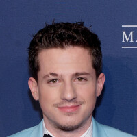 Charlie Puth fête ses 30 ans : photo en boxer, son paquet fait réagir !