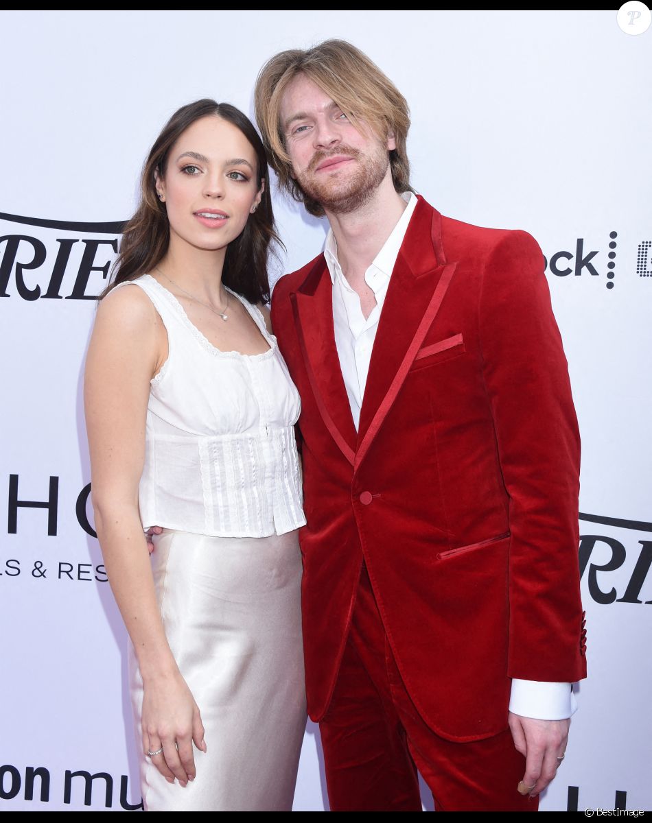 Finneas O'Connell and Claudia Sulewski au photocall de la soirée Variety 2021 Music Hitmakers Brunch à Los Angeles le 4 décembre 2021.