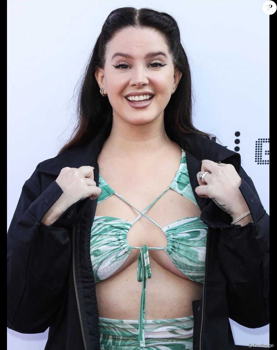 Lana Del Rey au photocall de la soirée Variety 2021 Music Hitmakers Brunch à Los Angeles le 4 décembre 2021.