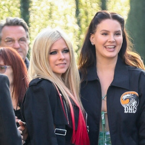 Les chanteuses Avril Lavigne et Lana Del Rey posent ensemble pour des fans après l'événement Variety 2021 Music Hitmakers Brunch à Los Angeles le 4 décembre 2021. 
