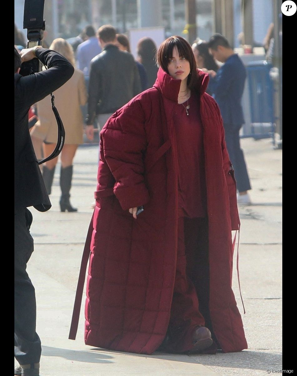 Billie Eilish, nouvelle couleur de cheveux, arrive au Variety 2021 Music Hitmakers Brunch à Los Angeles le 4 décembre 2021.