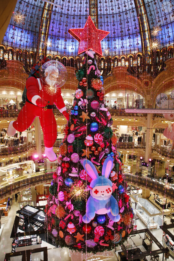 Le sapin de Noël et de son Père Noël aux Galeries Lafayette Haussmann à Paris © Denis Guignebourg / Bestimage