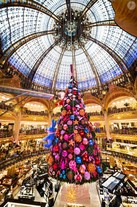 Le nouveau sapin de Noël des Galeries Lafayette est dévoilé au public, à Paris, France, le 16 novembre 2021. © Jean-Baptiste Autissier/Panoramic/Bestimage
