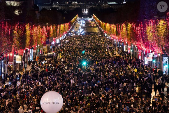 Les illuminations de Noël sur l'avenue des Champs Elysées à Paris le 21 novembre 2021. © JB Autissier / Panoramic / Bestimage
