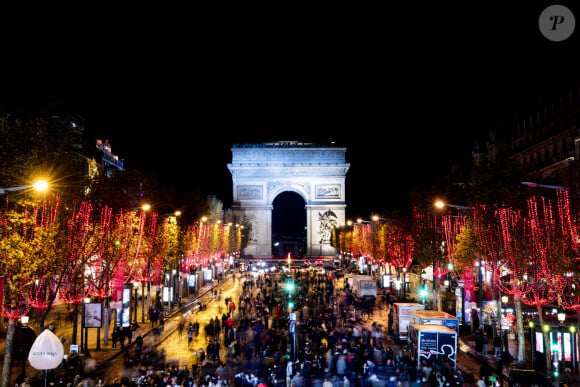 Les illuminations de Noël sur l'avenue des Champs Elysées à Paris le 21 novembre 2021. © JB Autissier / Panoramic / Bestimage