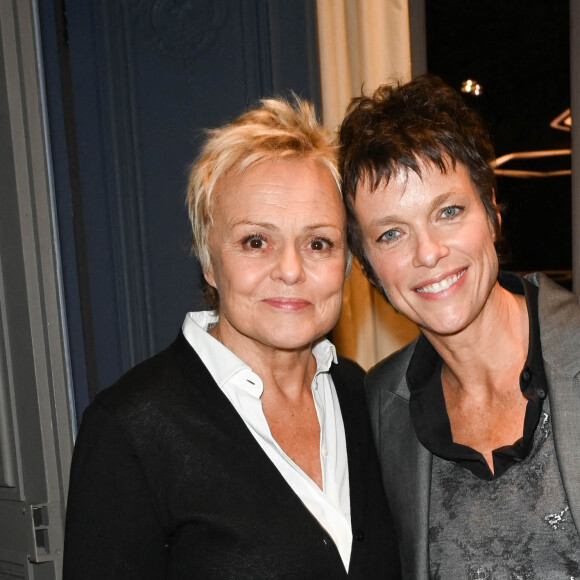Semi-exclusif - Muriel Robin et sa femme Anne Le Nen - Remise du prix "Fonds de dotation Line Renaud-Loulou Gasté" pour la recherche médicale à la Maison de la Recherche à Paris le 15 novembre 2021. © Coadic Guirec/Bestimage